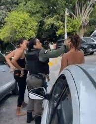 VÍDEO: Mãe espanca filha, é denunciada, presa e ainda leva um “catiripapo” de uma policial de PE