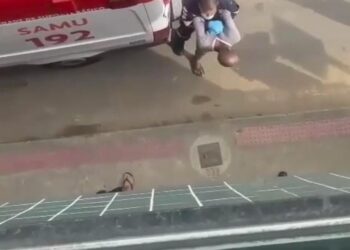 VÍDEO: Socorrista do Samu empurra paciente e ele cai no chão em Cariacica/ES