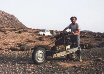 HISTÓRIAS INCRÍVEIS: Citroen 2CV vira motocicleta no deserto de Marrocos em 12 dias