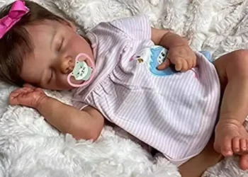 Recepcionista baiana de bebê reborn desiste de ação: R$10 mil reais, aviso prévio indenizado e salário-família