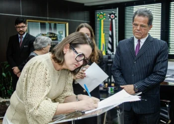 SUSPEITA: Juíza do Trabalho se forma em Medicina mesmo com jornada de trabalho de 11h3O às 18hOO