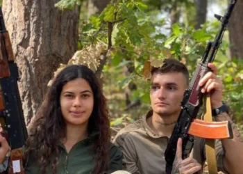 Brasileiro vai lutar na Ucrânia e leva esposa para o front