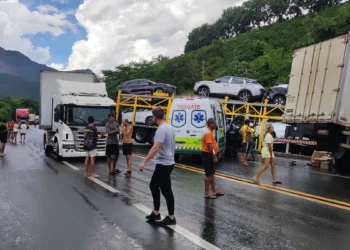 Batida entre caminhões e ônibus de turismo deixa um morto e 2 feridos em Mimoso/ES